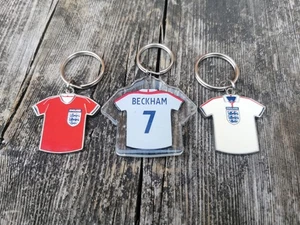 Vintage Metall Schlüsselanhänger rot & weiß England Football Shirt Beckham Trikot 2003 - Bild 1 von 7