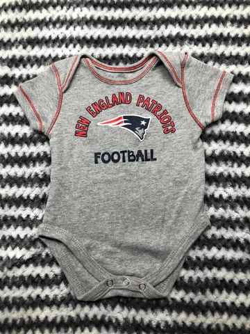 NEW ENGLAND PATRIOTS ONE-PIECE BABY OUTFIT 0-3 MONTHS NFL TEAM APPAREL Cover