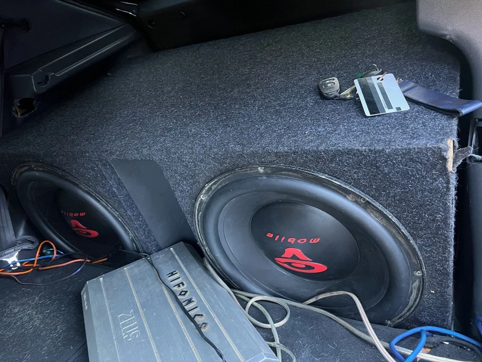 2 subwoofers móviles Cerwin Vega de 15 pulgadas en caja con amplificador Foto 1 de 2