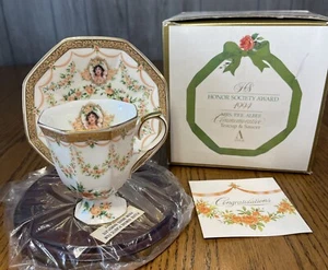 1992 Avon Honor Society Teetasse eine Untertasse Auszeichnung Mrs P.F.E Albee Neu aus altem Lagerbestand - Bild 1 von 10