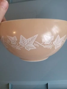 Pyrex Vintage Sandalwood tan with white leaves pattern 7 in wide bowl - Picture 1 of 5