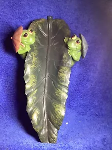 Frösche auf einer Lilly Pad mit Regenschirmen Kunst Dekor 12 Zoll lang 7 Zoll breit 4 hoch - Bild 1 von 8
