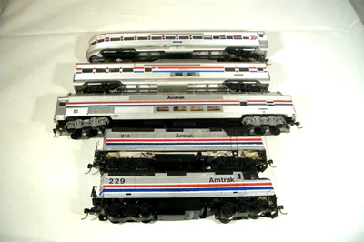 HO SCALE BACHMANN  AMTRAK  F40PH Powered & Dummy unit Loco's & 3 COACH CARS - Image 1 of 4