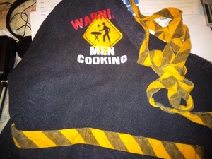Grillschürze Warnung Männer Kochen, schwarzes Canvas mit orangefarbenen & braunen Trägern - Bild 1 von 2