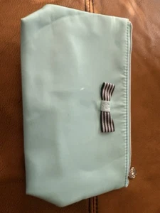 Neu LANCÔME Kosmetiktasche/Schminktasche aquablau mit schwarzer Schleife gefüttert - Neu ohne Etikett - Bild 1 von 6