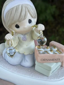 Precious Moments "BEHOLD THE SPIRIT OF CHRISTMAS IN YOUR HANDS" 810029 - Picture 1 of 15