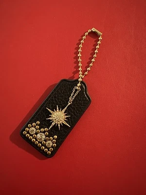 Coach Etiqueta Colgante Negra Reciclado Dije Corona Tachuelas Remaches y Cristal Starburst Foto 1 de 4