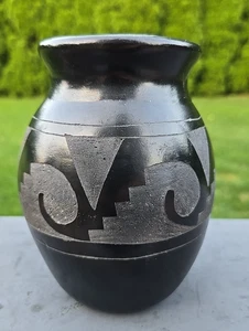 Rigoberto Mateos Pottery Blackware Polished Vase Jar 5.75" Carved Design Signed - Picture 1 of 12