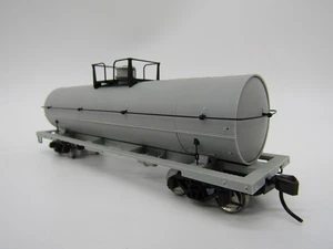 Atlas HO ACF 11,000 Gallon Tank Car - Undecorated with Platform - Picture 1 of 2