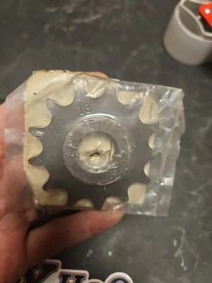 Piñón Suzuki DR LT SP 250 370 400 500 OEM 27511-38200 520 13T P/N K22-2877  Foto 1 de 4