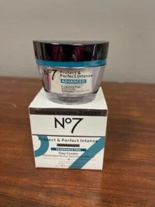 No7 Protect & Perfect Intense Advanced Tagescreme LSF30 ohne Duft 1,69 Oz. - Bild 1 von 4