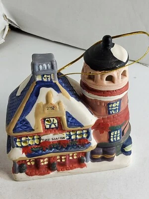 Badcock 2002 decoración para el hogar cerámica adorno de Navidad campana - estación de bomberos  Foto 1 de 4