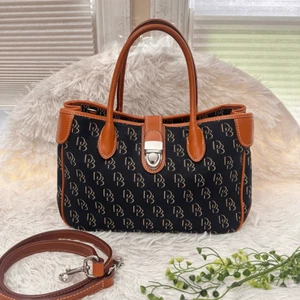 Bolso de hombro de mano Dooney & Bourke Signature con logotipo DB negro de lona y cuero marrón - Imagen 1 de 12