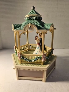 Enesco World of Music 1985 Springtime Gazebo caja de música reproduce “true love” - Imagen 1 de 5