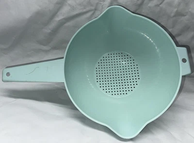 Vintage Tupperware Colander Strainer #1523-8 Mint Green - Image 1 of 4