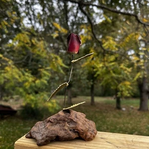 Figura de metal rosa en madera burl - Imagen 1 de 6