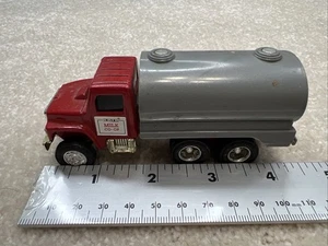 Ertl Farm Country International Milk Truck 1/64 Scale Die Cast Red R9 - Picture 1 of 5