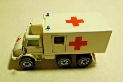 SIKU 2218 UNIMOG MERCEDES-BENZ BINZ AMBULANCE B67 1:55 - Image 1 of 4