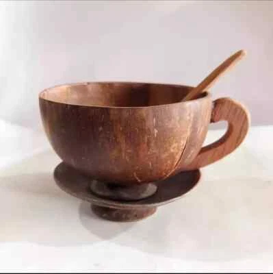 Taza de té y platillo con cáscara de coco con cuchara natural ecológico  Foto 1 de 4