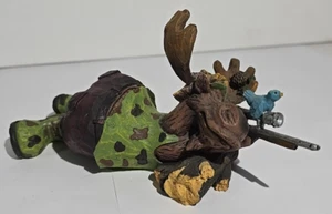 Elch ruht auf Baumstamm Jagd mit blauem Vogel Deko Jagd Elch Keramik - Bild 1 von 12