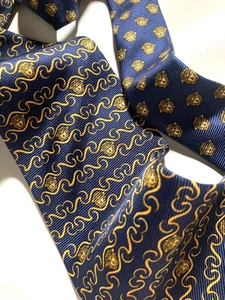 GIANNI VERSACE VINTAGE AÑOS 90 CABEZA DE MEDUSA BARROCA LAZO ONDA ART NOUVEAU ITALIA AZUL - Imagen 1 de 15