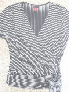 Top Vince Camuto Talla MED Imitación Envoltura Azul Rayas Cuello en V-Todos los días, Espalda Recosada - Imagen 1 de 6