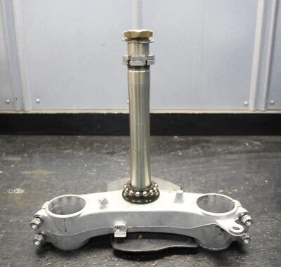 08-09 SUZUKI GSXR600 FRONT FORKS CLAMP LOWER TRIPLE TREE STEM 51410-01H10 - Image 1 of 4