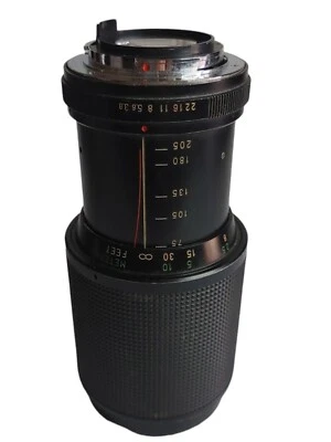 Vivitar 75-205mm 1: 3.8 Macro Focusing Zoom Lens small dent showing in picture - Image 1 of 4