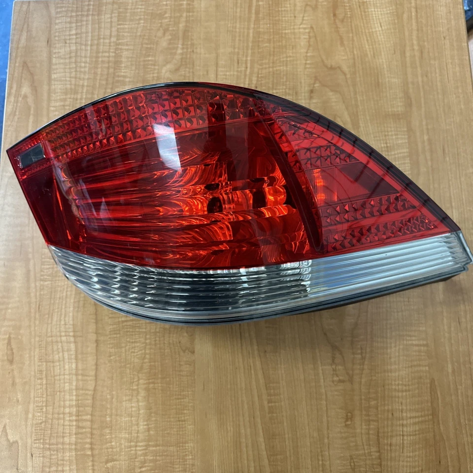 2006 BMW 525Xi OEM esquerdo motorista lanterna traseira traseira lâmpada de freio 2004-2007 - Imagem 1 de 4