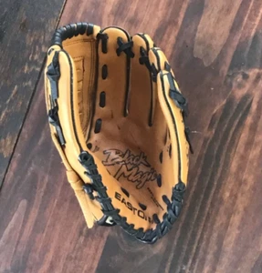 Easton 11” EX4TB Right Handed Thrower Black Magic Series Baseball Glove - Picture 1 of 8