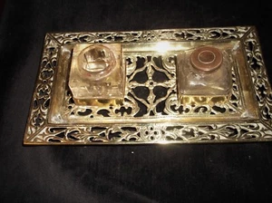 ANTIQUE ORNATE PIERCED DESIGN CAST BRASS DESK TIDY ODDSIZE DOUBLE GLASS INKWELLS - Picture 1 of 8