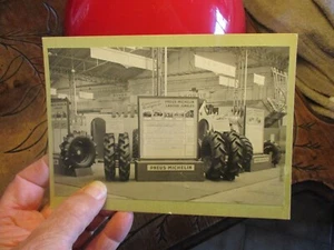 Ancienne Photographie Ancien Pneu Michelin de Tracteur en Foire Agricole +-1950 - Imagen 1 de 2