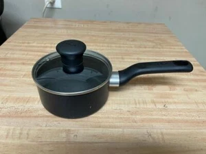 T-FAL SCHWARZ 5 1/2" x 2 1/2" SAUCENPFANNE, 14S1E1 MIT DECKEL HAT EIN ENTLÜFTUNGSLOCH, SEHR GUTER ZUSTAND #F - Bild 1 von 1