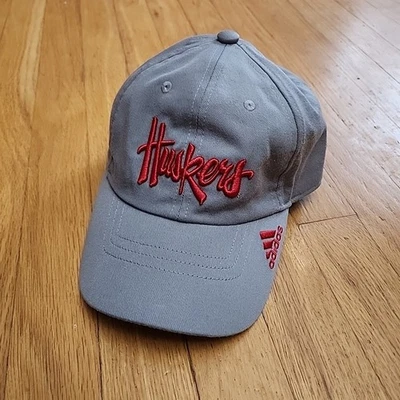 Sombrero Adidas Nebraska Huskers Correa Ajustable: Gris con Logo Rojo, Talla Única Foto 1 de 4