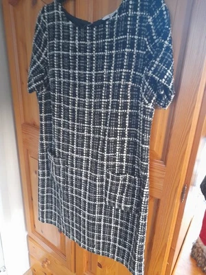 DRESS  WOMENS  SIZE 12  BLACK &  SILVER/WHITE  DETAIL   SHORT SLEEVES & POCKETS - Image 1 of 4