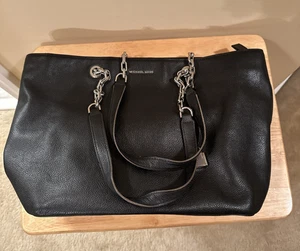 Bolso de hombro Michael Kors con correa de cadena de cuero granulado negro - Imagen 1 de 8