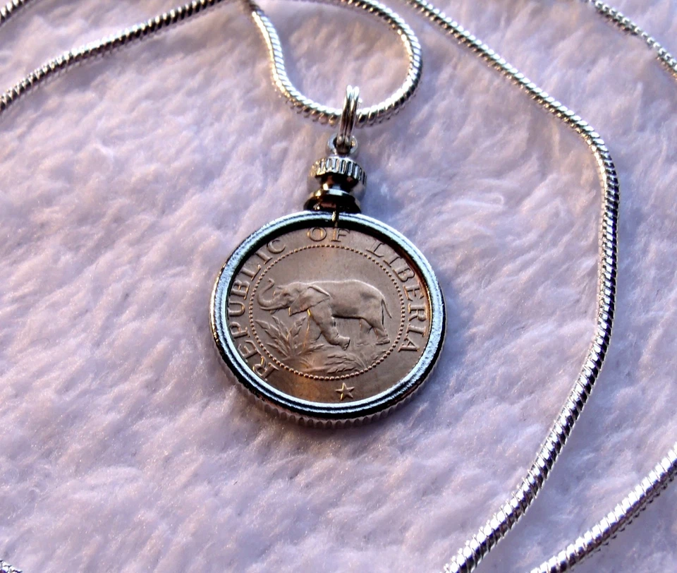 Colgante de moneda de elefante africano y palmera en una cadena llena de oro blanco de 18k de 24" Foto 1 de 4