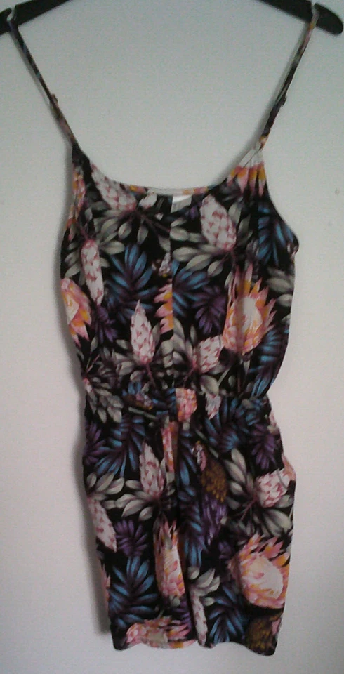 Bunt geblümter kurzer  Overall/Jumpsuit mit Träger und Taillenzugbund Gr. 34 - Bild 1 von 1