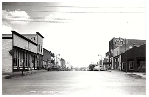 Cartolina RPPC Main Street Elmore Minnesota MN Old Cars Coca Cola Maytag insegna - Foto 1 di 2