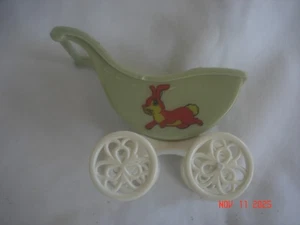 Spaß Vintage HELLGRÜNER KUNSTSTOFF PUPPENHAUS PUPPE KINDERWAGEN/KINDERWAGEN mit HASE AUFKLEBER - Bild 1 von 6