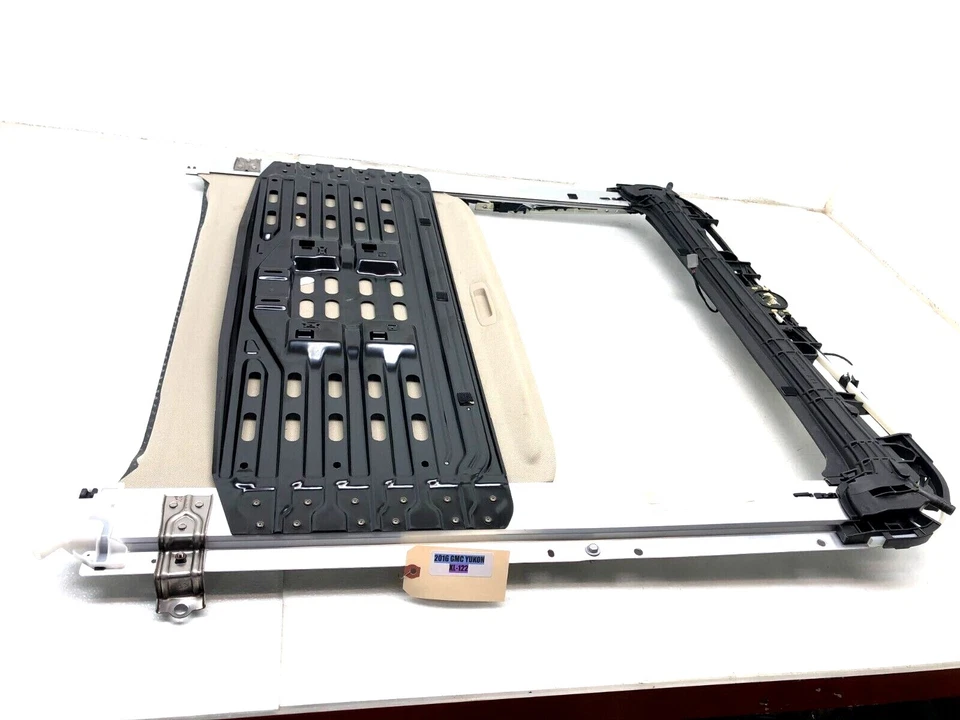 GMC Yukon XL 2015-2019 techo corredizo marco pista fabricante de equipos originales. Foto 1 de 4