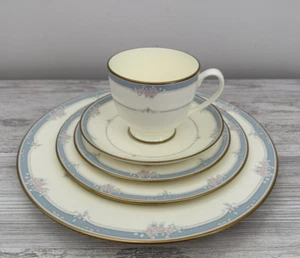 Vintage nuovo in scatola Pfaltzgraff "COURTENAY" Bone China 5 pz posto - Foto 1 di 11