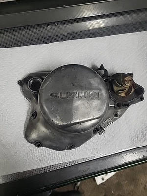 Cubierta de embrague exterior derecho Suzuki RM125 1986-1988 11341-01B11 Foto 1 de 4