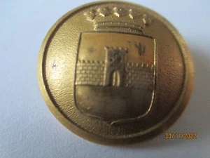NICHT IDENTIFIZIERTER VERGOLDETER MESSINGKNOPF; ABGESCHIRMTE SCHLOSS UNTER DER KRONE ABGEBILDET (22 mm) - Bild 1 von 3