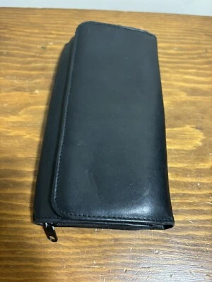 Bolso sin asas Wilson's de cuero negro delgado doble pliegue Foto 1 de 4