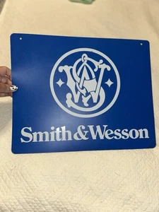 Smith and Wesson Vinylschild 15”x12” blauer Hintergrund und weiße Grafiken - Bild 1 von 8