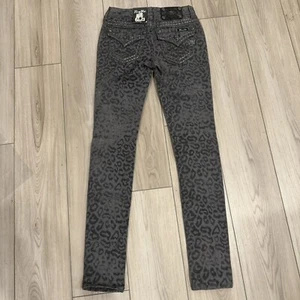 Pantalones de mezclilla ajustados Miss Me Jeans para mujer 25 gris leopardo guepardo N196 - Imagen 1 de 10