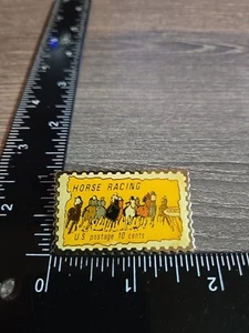 Prendedor de solapa de sello del servicio postal de USPS carreras de caballos 10 centavos franqueo X9 - Imagen 1 de 3