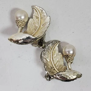 Vintage Clip Earrings Brushed Gold Tone Leaf w/ Faux Pearl 1 Inch - Picture 1 of 3