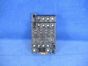 Omron PTF14-AE Relaissockel 10 Ampere bei bis zu 240 VAC - Bild 1 von 4